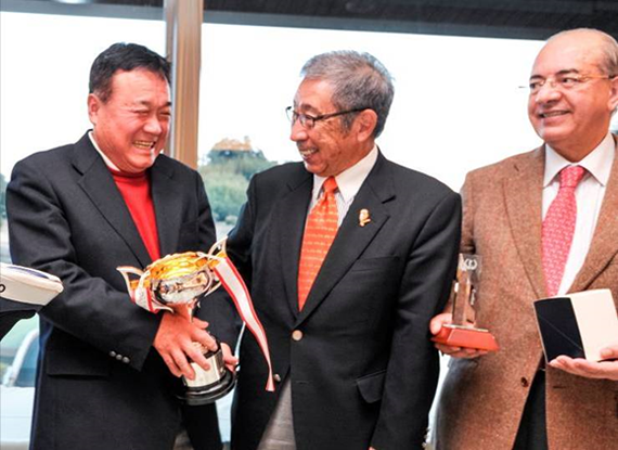 第二回 伏見博明殿下杯チャリティゴルフ大会、表彰式で伏見博明殿下とアルール大使に祝福される優勝者