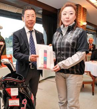 第に回 伏見博明殿下杯チャリティゴルフ大会、三位の方はベスグロ賞も受賞され、プレゼンターは伏見殿下杯チャリティゴルフ実行委員会 野﨑正史実行委員長