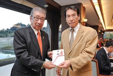 第二回 伏見博明殿下杯チャリティゴルフ大会、チャリティの目標額に達しＮＰＯ法人次代の創造工房“Support Our Kids”海外ホームスティプロジェクトへドネーションが叶いました