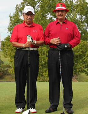 第三回 伏見博明殿下杯チャリティゴルフ大会で、ご一緒にラウンドされた伏見殿下（左）と外交団ゴルフコミッティチェアマン、アルール閣下