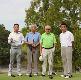 第三回 伏見博明殿下杯チャリティゴルフ大会、野﨑実行委員長、東久邇信彦殿下、豊歳直之パラグアイ大使、ゲスト出場の阪田哲男トップアマチュア