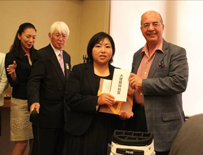 第三回 伏見博明殿下杯チャリティゴルフ大会、表彰式で新設のレディスランキングの優勝を讃えるアルール大使