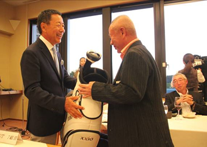 第三回 伏見博明殿下杯チャリティゴルフ大会、表彰式で三位の野﨑実行委員長賞と受賞者