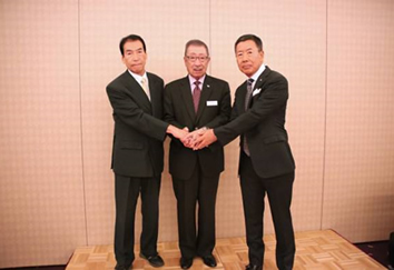 第三回伏見博明殿下杯チャリティゴルフ大会のドネーションを受ける秋沢志篤NPO法人次代の創造工房理事長