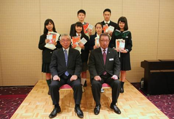 ホームステイに出発する生徒との記念撮影に応じる両殿下