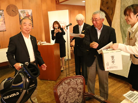 第五回 伏見博明殿下杯チャリティゴルフ大会表彰式、準優勝は東久邇殿下より授与