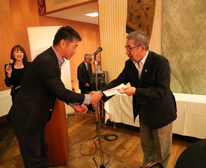 第5回伏見博明殿下杯チャリティゴルフ、Support Our Kid’白石康次郎実行委員へのドネーション
