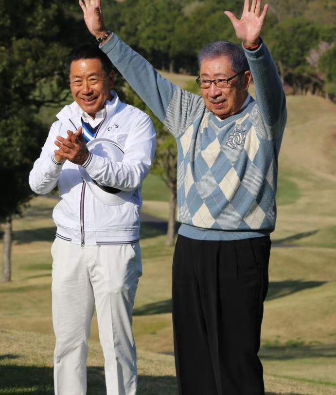 お元気に参加された伏見博明殿下と拍手でお迎えする野﨑正史実行委員長