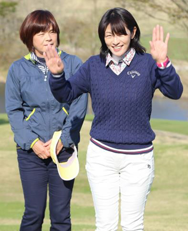 第六回 伏見博明殿下杯チャリティゴルフ大会、常連の大金プロ（左）と石井プロ