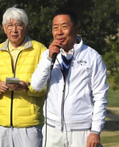 第六回 伏見博明殿下杯チャリティゴルフ大会、野﨑正史実行委員長の開会宣言でスタート