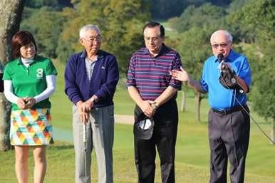 第七回 伏見博明殿下杯チャリティゴルフ大会、ペルー大使E・エスカラ閣下を紹介するDCGC新チェアマン豊歳直之パラグアイ大使