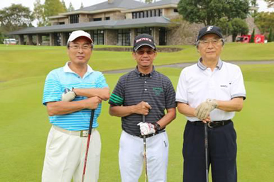第七回 伏見博明殿下杯チャリティゴルフ大会、竹内一修実行委員（左）とブルネイ大使Ｍ/・アハマド閣下（中央）