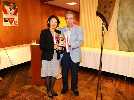第七回 伏見博明殿下杯チャリティゴルフ大会、女性で初の栄冠獲得を讃える伏見殿下