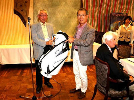 第七回 伏見博明殿下杯チャリティゴルフ大会、準優勝は東久邇殿下より授与