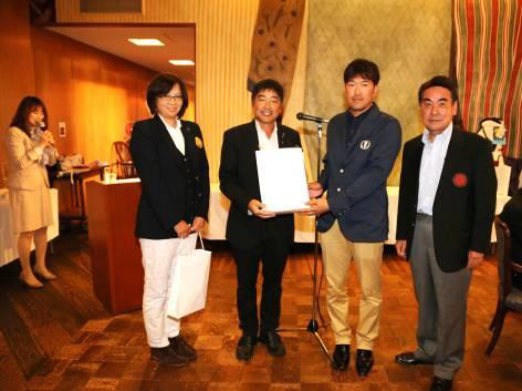 第七回 伏見博明殿下杯チャリティゴルフ大会、男女ベスグロ賞と前田雄大プロと阪田哲男トップアマチュア（右）